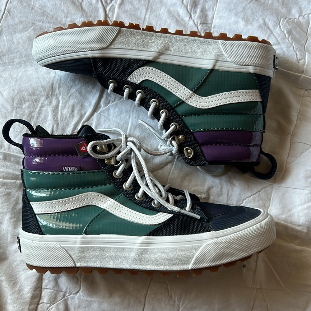 Vans Sk8-Hi MTE-2 winter shoes in Men’s 6.5, Women’s 8 Primaloft,waterproof coat